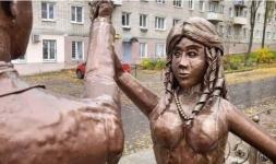 Страшный памятник молодоженам появился в Павлове  