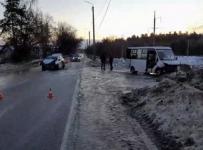 Пассажирский автобус и такси столкнулись на Бору утром 25 декабря   