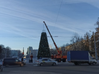 Новогоднюю ель демонтировали на площади Горького в Нижнем Новгороде 