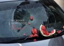 Мужчина из мести разбил стекло машины арбузом в Нижнем Новгороде 