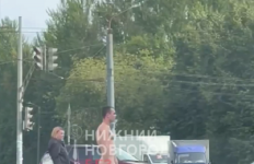 Разгуливающего по улицам голого мужчину заметили в Нижнем Новгороде 