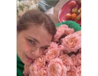 Ирина Пегова рассекретила новый роман, показав цветы от любимого 