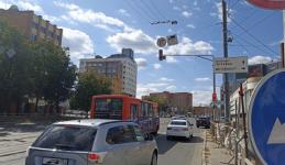 Светофор на перекрестке улиц Белинского и Крупской оснастили допсекцией 