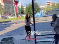 Полуобнаженная девушка бросалась на прохожих на площади Советской в Нижнем Новгороде 