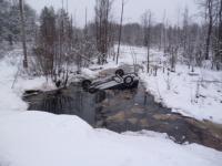 Автомобиль опрокинулся в водоем в Нижегородской области 