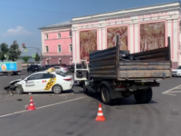 Водитель такси пострадал при столкновении с грузовиком в центре Нижнего Новгорода  