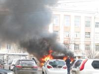 Маршрутное такси горит на площади Свободы в Нижнем Новгороде 