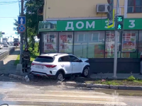 Водитель Kia врезался в дом после ДТП на улице Совнаркомовской 