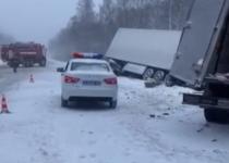 Три человека пострадали при столкновении трех грузовиков в Лысковском районе 