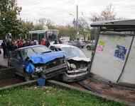 Двое нижегородцев, пострадавших при таране автобусной остановки, находятся в больнице  