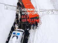 Пассажиров попавшей в лавину маршрутки эвакуируют на Зеленском съезде 