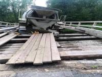 Бетономешалка разрушила деревянный мост в Воскресенском районе 
