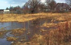 Вода из неисправного трубопровода затапливает поселок Петряевка в Нижегородской области 