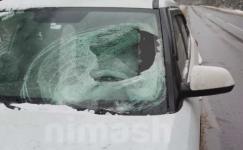 Глыба льда с фуры влетела в стекло иномарки на трассе в Нижегородской области 