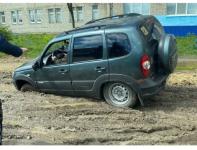 Chevrolet Niva ушла под землю в центре Лукоянова 
