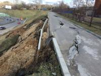 Появились фото схода грунта в районе метромоста 