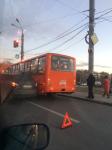 Маршрутка и иномарка столкнулись на площади Советской в Нижнем Новгороде 