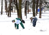 Выпавший снег не остановил нижегородцев от участия в субботнике в парке Кулибина 