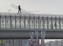 Неизвестный мужчина забрался на крышу надземного перехода в Нижнем Новгороде 