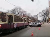 Легковушка сбила выходившую из трамвая девушку в центре Нижнего Новгорода 