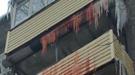 «Кровавые» сосульки заметили нижегородцы на балконе многоэтажки 