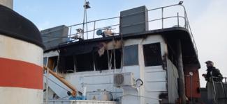 Ремонтируемое судно загорелось в затоне на Бору 