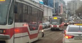 Движение трамваев парализовало на улице Чкалова из-за поломки вагона 