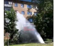 Фонтан воды ударил из-под земли в окна 4 этажа на Московском шоссе 
