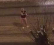 Женщина в тапочках и нижнем белье гуляла ночью по Дзержинску 