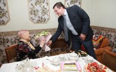 Никитин поздравил с 90-летием ветерана прокуратуры Клару Серебряную 