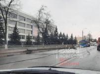 Упавший на дорогу столб перекрыл движение в Автозаводском районе 