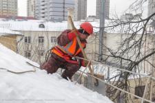 300 «проблемных» крыш чистят от снега в Советском районе 