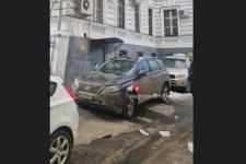 Наледь с крыши ННГУ повредила автомобиль в центре Нижнего Новгорода 