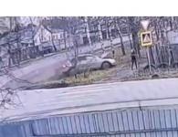 Женщину с собакой едва не сбила вылетевшая на тротуар иномарка в Дзержинске 