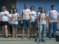 Дольщики ЖК «Новинки Smart City» устроили флешмоб на Чкаловской лестнице 