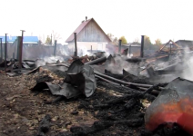 Опубликовано видео с места масштабного пожара в Нижегородской области: подожгли 4 дома 