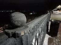 Элементы чугунного ограждения на Верхневолжской набережной оказались деревянными 