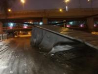 Большегруз лишился кузова при попытке проехать под метромостом в Нижнем Новгороде 