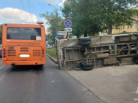 Пассажирский автобус и грузовик столкнулись на проспекте Гагарина 