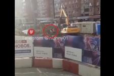 Экскаватор увяз в котловане на стройплощадке метро в Нижнем Новгороде 