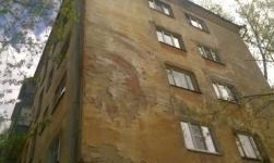 Сбежавшая из дома женщина выпала с пятого этажа в Заволжье  