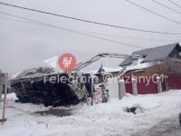 Бетононасос рухнул на кровлю дома в Богородском районе 