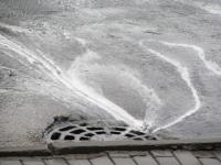 Подъезд жилого дома затопило в Дзержинске из-за засора ливневой канализации

 