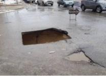 Авто с ребенком угодило в метровую яму в Дзержинске 