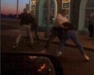 Группа мужчин устроила драку на дороге в центре Нижнего Новгорода 