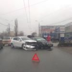 Две иномарки не поделили  улицу в Нижнем Новгороде 