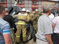 Неопытный водитель устроил ДТП с двумя погибшими, врезавшись на легковушке в столб 