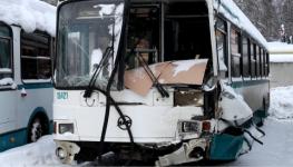 Два пассажира пострадали при столкновении двух иномарок и рейсового автобуса в Канавинском районе 