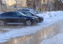 Трубу с холодной водой прорвало на улице Никонова в Нижнем Новгороде 