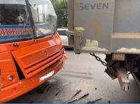 Три пассажира травмировались в ДТП с маршруткой и грузовиком в Нижнем Новгороде 